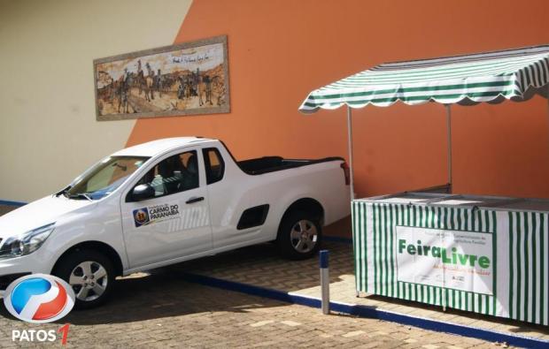 Feirantes de Carmo do Parana�ba recebem carro 0 KM e 24 barracas para acomodar as mercadorias
