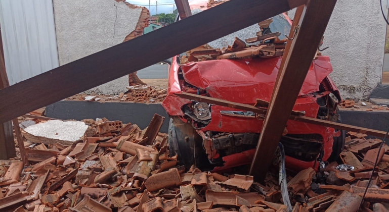 Motorista perde controle direcional de automóvel após desviar de animal e invade residência em Patos de Minas