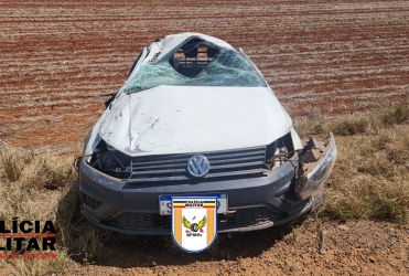 Presidente Olegário - Motorista fica ferido após perder controle direcional e capotar veículo na MG-410