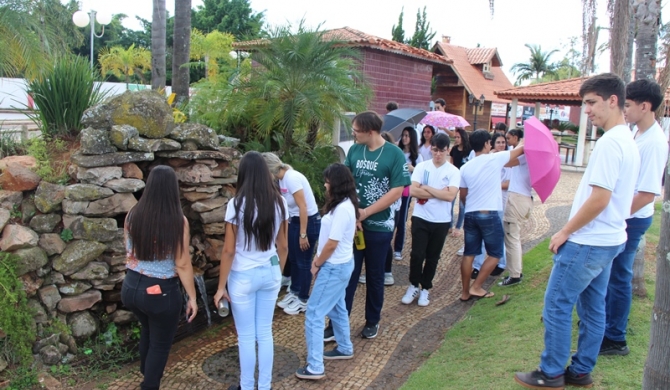 Alunos da Escola Nossa Senhora da Piedade fazem visitas guiadas aos patrimônios culturais tombados no município de Lagoa Formosa