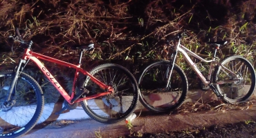 Moradores de rua de Patos de Minas furtam bicicletas e outros materiais em Lagoa Formosa e acabam presos na BR-354