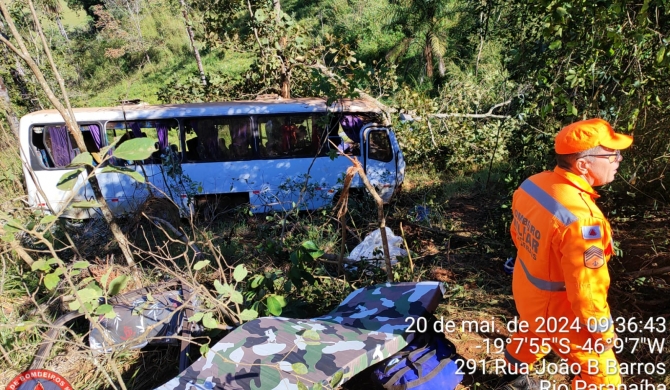 Ônibus que estaria levando equipe de produção de eventos para Arapuá sofre acidente  na BR-354 e uma pessoa morre