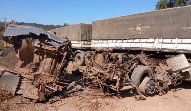 Motorista de carreta de Lagoa Formosa fica ferido após perder controle direcional e atingir veículos parados na MGC-354
