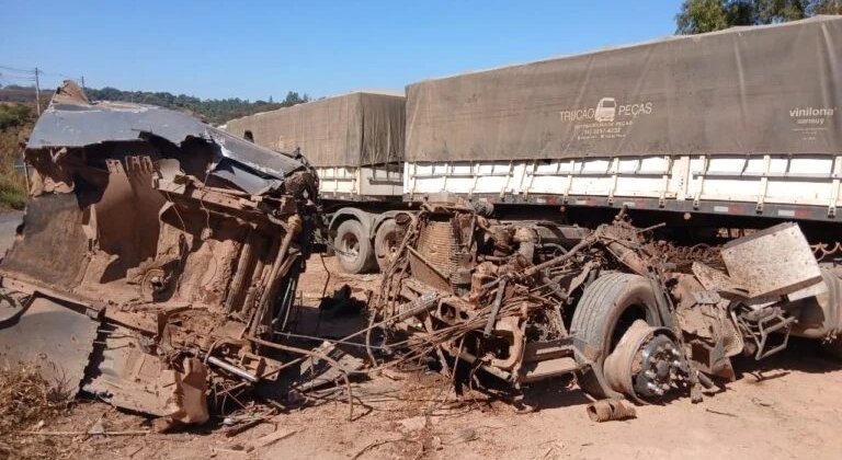 Motorista de carreta de Lagoa Formosa fica ferido após perder controle direcional e atingir veículos parados na MGC-354