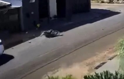 Patos de Minas - Motociclista fica gravemente ferido em acidente com caminhonete no bairro Panorâmico; veja