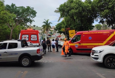Patos de Minas - Veículo capota após colisão com caminhão na Avenida JK
