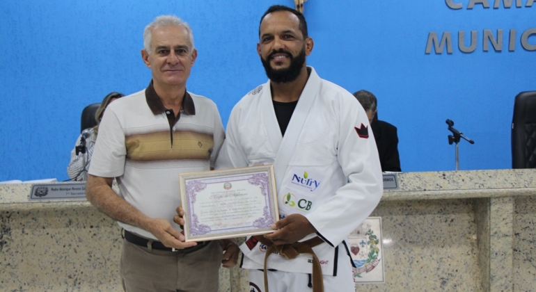  Atleta de Lagoa Formosa é homenageado na Câmara Municipal com Moção de Aplausos e Título de Cidadão Honorário 