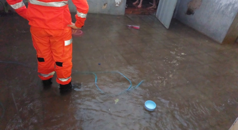 Patos de Minas - Chuvas intensas mobilizam Corpo de Bombeiros com alagamentos, risco de desabamento e resgate de família