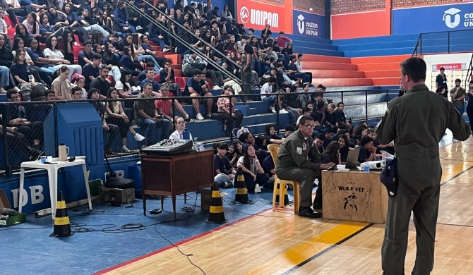 Capitão da Força Aérea Brasileira realiza palestra para estudantes na cidade de Patos de Minas 