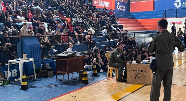 Capitão da Força Aérea Brasileira realiza palestra para estudantes na cidade de Patos de Minas 