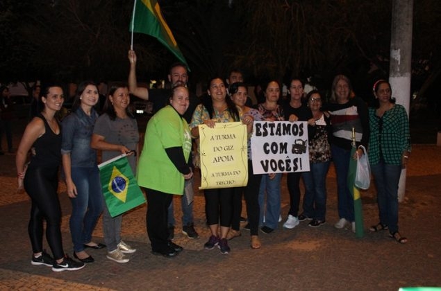 clique para ampliar Manifestantes fazem passeata em Presidente Olegário em apoio à paralisação dos caminhoneiros