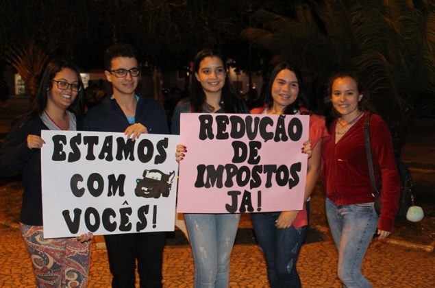 clique para ampliar Manifestantes fazem passeata em Presidente Olegário em apoio à paralisação dos caminhoneiros