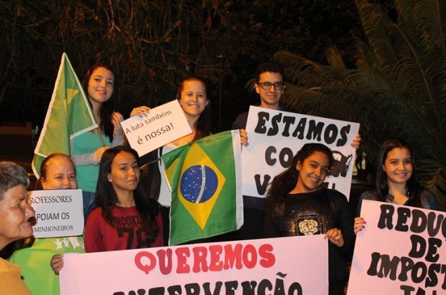 clique para ampliar Manifestantes fazem passeata em Presidente Olegário em apoio à paralisação dos caminhoneiros