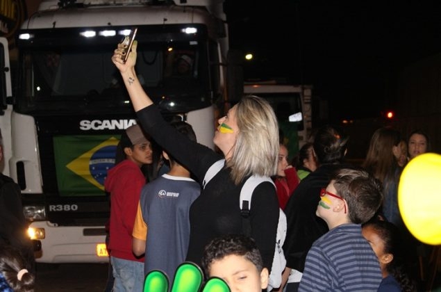 clique para ampliar Manifestantes fazem passeata em Presidente Olegário em apoio à paralisação dos caminhoneiros