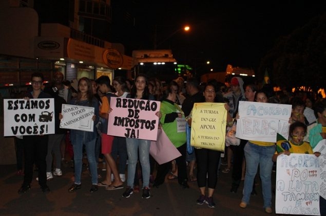 clique para ampliar Manifestantes fazem passeata em Presidente Olegário em apoio à paralisação dos caminhoneiros