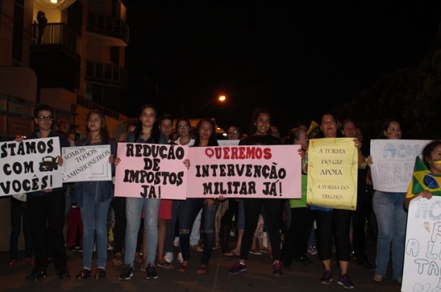 clique para ampliar Manifestantes fazem passeata em Presidente Olegário em apoio à paralisação dos caminhoneiros