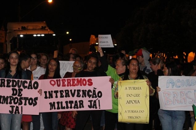 clique para ampliar Manifestantes fazem passeata em Presidente Olegário em apoio à paralisação dos caminhoneiros
