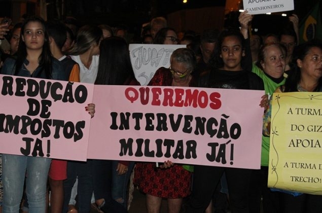 clique para ampliar Manifestantes fazem passeata em Presidente Olegário em apoio à paralisação dos caminhoneiros