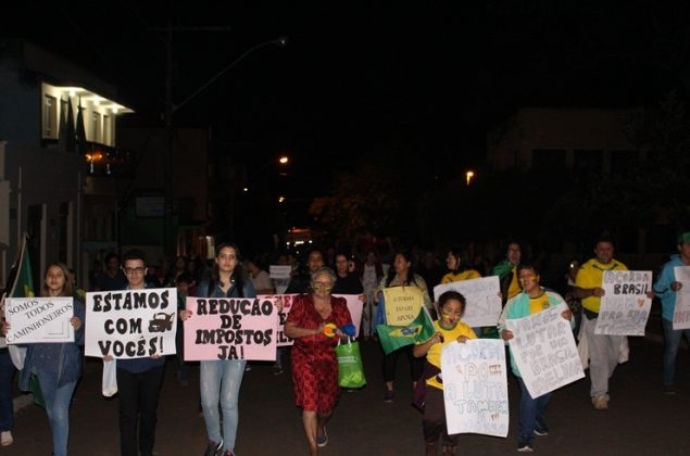 clique para ampliar Manifestantes fazem passeata em Presidente Olegário em apoio à paralisação dos caminhoneiros