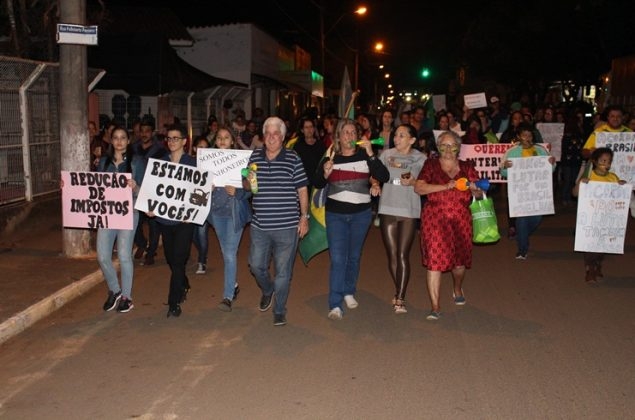 clique para ampliar Manifestantes fazem passeata em Presidente Olegário em apoio à paralisação dos caminhoneiros