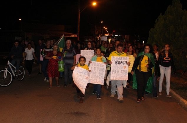 clique para ampliar Manifestantes fazem passeata em Presidente Olegário em apoio à paralisação dos caminhoneiros