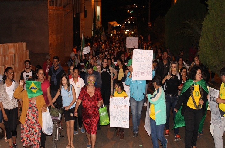 clique para ampliar Manifestantes fazem passeata em Presidente Olegário em apoio à paralisação dos caminhoneiros