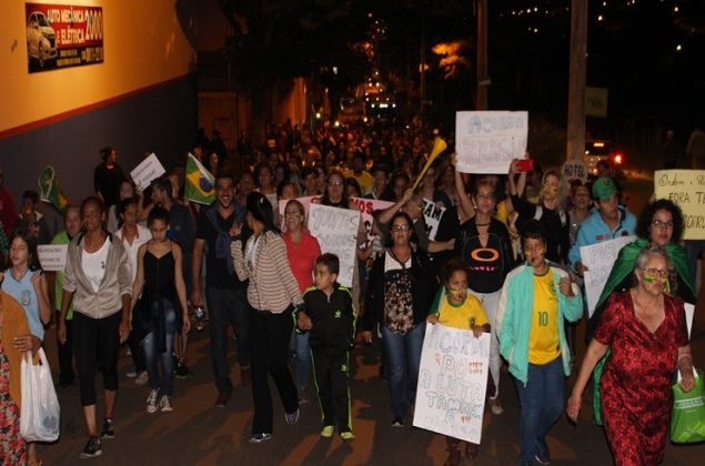 clique para ampliar Manifestantes fazem passeata em Presidente Olegário em apoio à paralisação dos caminhoneiros