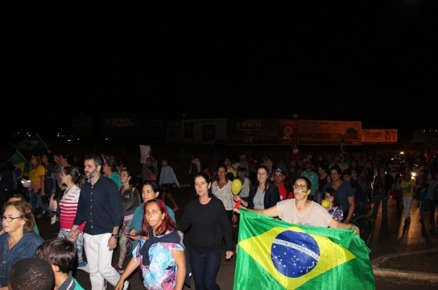 clique para ampliar Manifestantes fazem passeata em Presidente Olegário em apoio à paralisação dos caminhoneiros