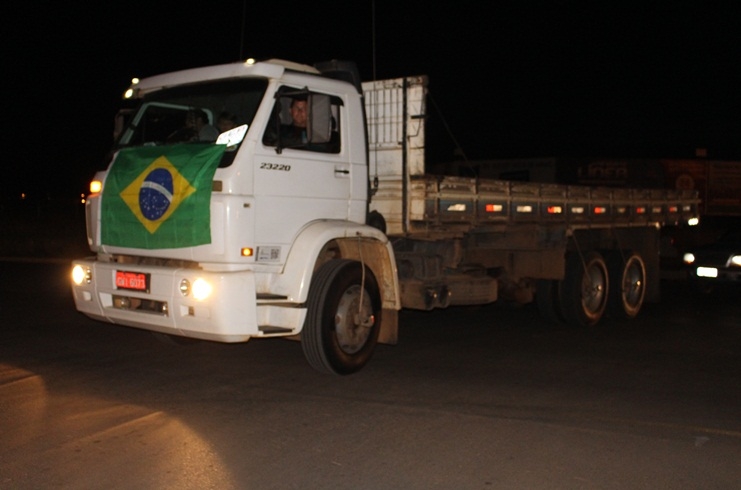 clique para ampliar Manifestantes fazem passeata em Presidente Olegário em apoio à paralisação dos caminhoneiros