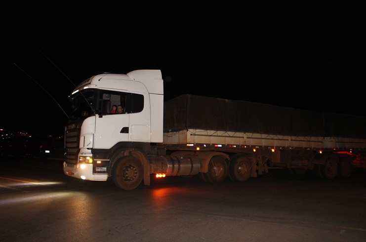 clique para ampliar Manifestantes fazem passeata em Presidente Olegário em apoio à paralisação dos caminhoneiros