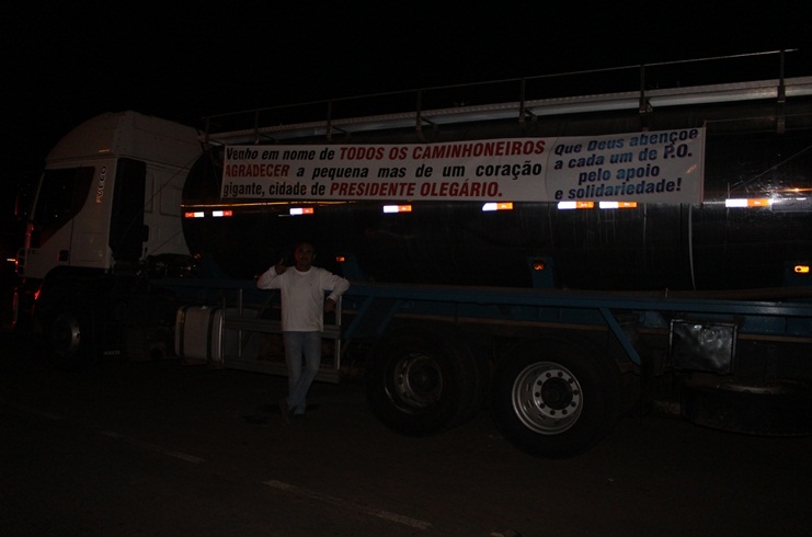 clique para ampliar Manifestantes fazem passeata em Presidente Olegário em apoio à paralisação dos caminhoneiros