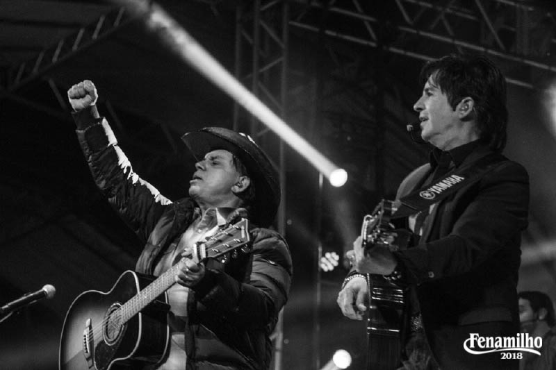 clique para ampliar Sertanejos animam o público no Parque de Exposições de Patos de Minas na véspera de feriado