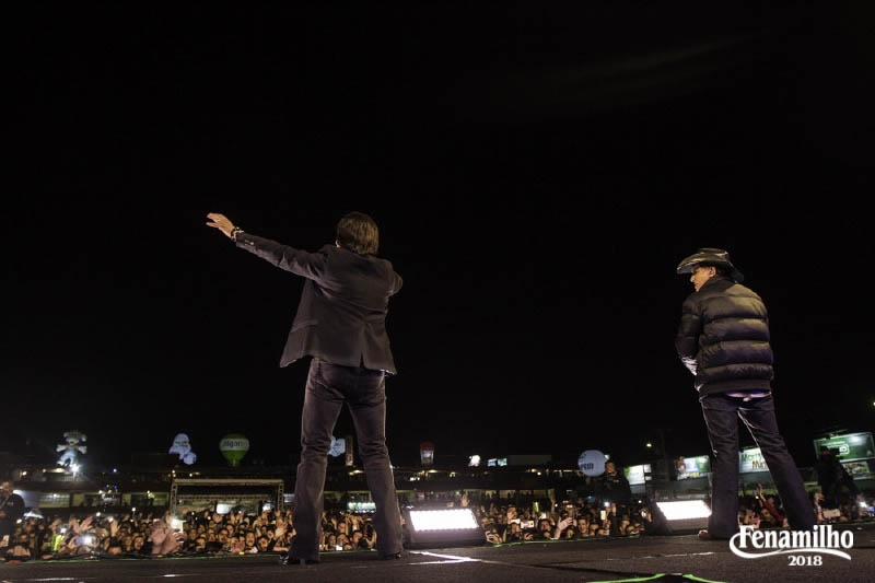 clique para ampliar Sertanejos animam o público no Parque de Exposições de Patos de Minas na véspera de feriado
