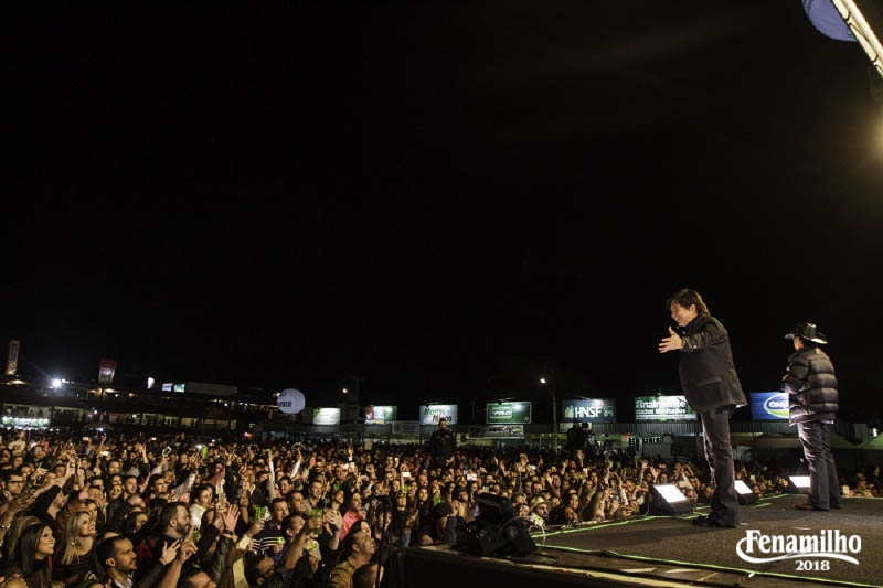 clique para ampliar Sertanejos animam o público no Parque de Exposições de Patos de Minas na véspera de feriado