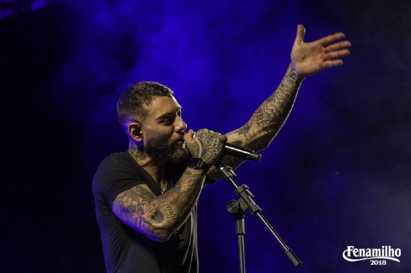 clique para ampliar Sertanejos animam o público no Parque de Exposições de Patos de Minas na véspera de feriado