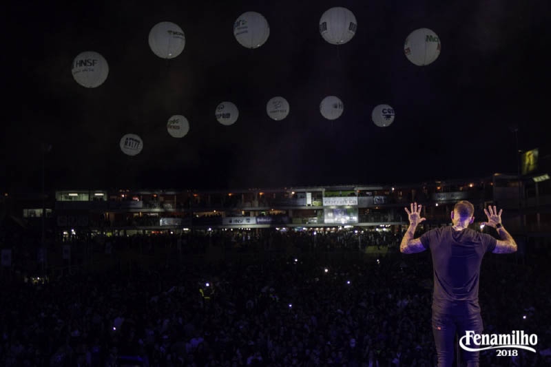 clique para ampliar Sertanejos animam o público no Parque de Exposições de Patos de Minas na véspera de feriado