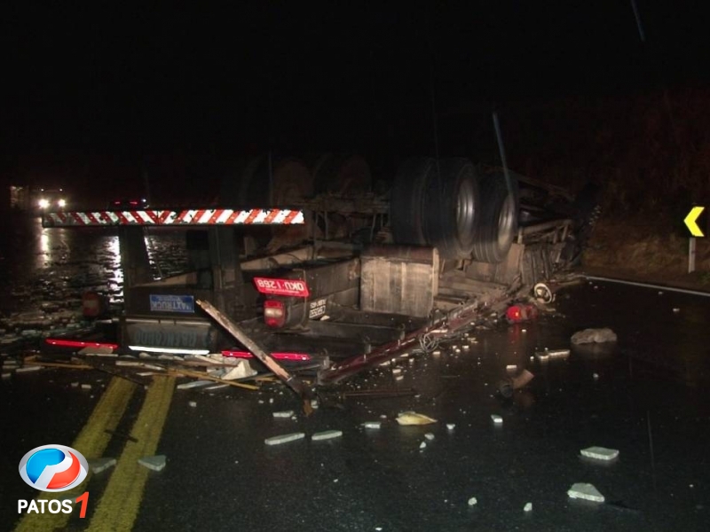 clique para ampliar Acidente na curva de Catiara em Serra do Salitremata duas pessoas