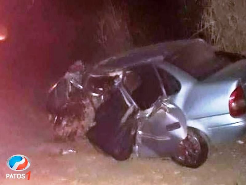 clique para ampliar Acidente na BR 040 entre carro de passeio e bitrem mata pai e dois filhos