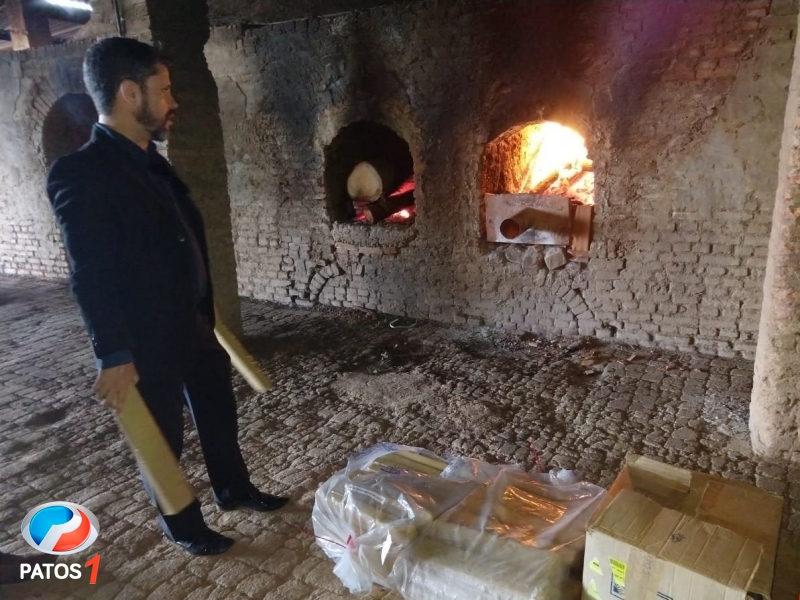 clique para ampliar Polícia Civil de Patos de Minas destrói aproximadamente 500 quilos de drogas apreendidas