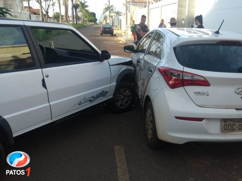 Condutora sem habilitação atinge veículo estacionado e fere uma pessoa em Carmo do Paranaíba