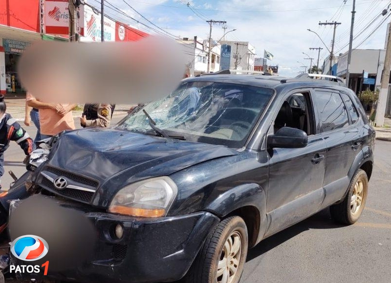 Acidente no centro de Patos de Minas deixa motoqueiro gravemente ferido