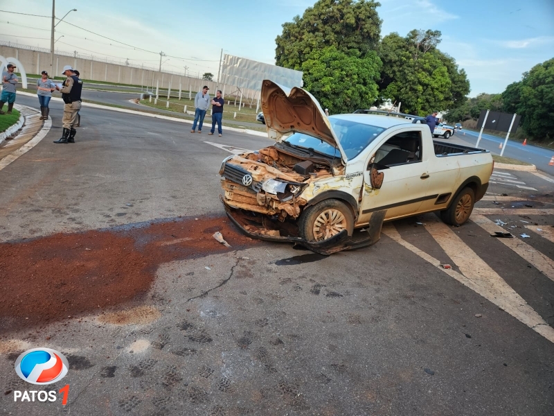 clique para ampliar Lagoa Formosa - Motorista fica ferido em acidente envolvendo ônibus e automóvel na BR-354