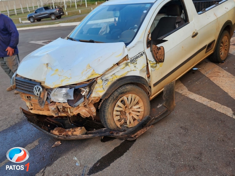 clique para ampliar Lagoa Formosa - Motorista fica ferido em acidente envolvendo ônibus e automóvel na BR-354