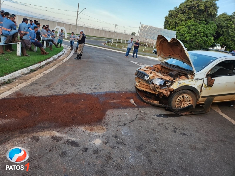 clique para ampliar Lagoa Formosa - Motorista fica ferido em acidente envolvendo ônibus e automóvel na BR-354