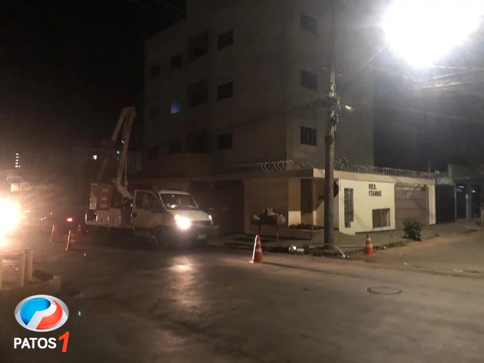 clique para ampliar Trabalhador de empresa que administra iluminação pública de Patos de Minas sofre choque elétrico