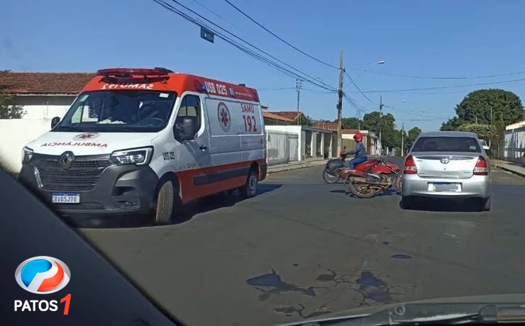 clique para ampliar Patos de Minas - Carro avança parada obrigatória e é atingido por motociclista
