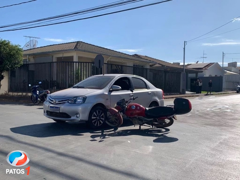 clique para ampliar Patos de Minas - Carro avança parada obrigatória e é atingido por motociclista
