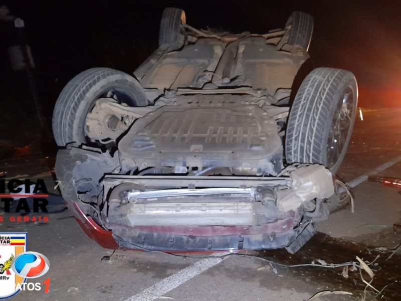 clique para ampliar Rio Paranaíba - Motorista capota veículo na “Curva do Belvedere” na BR-354