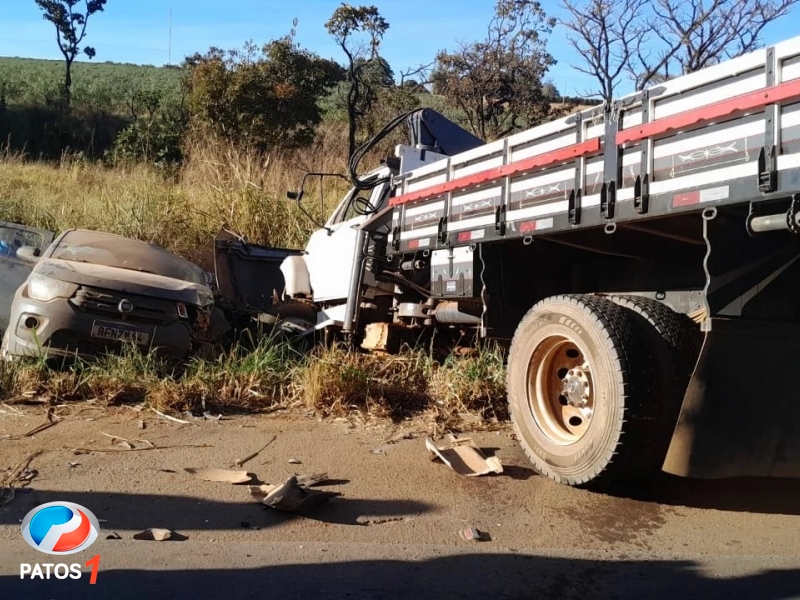 clique para ampliar Duas pessoas morrem em grave acidente entre carro e caminhão na BR-365, próximo a Patrocínio