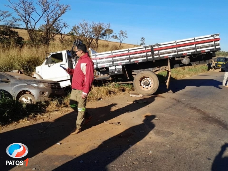 clique para ampliar Duas pessoas morrem em grave acidente entre carro e caminhão na BR-365, próximo a Patrocínio
